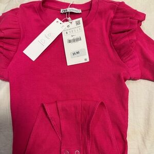 Zara women’s  Fuchsia Ruffle Sleeve Tee